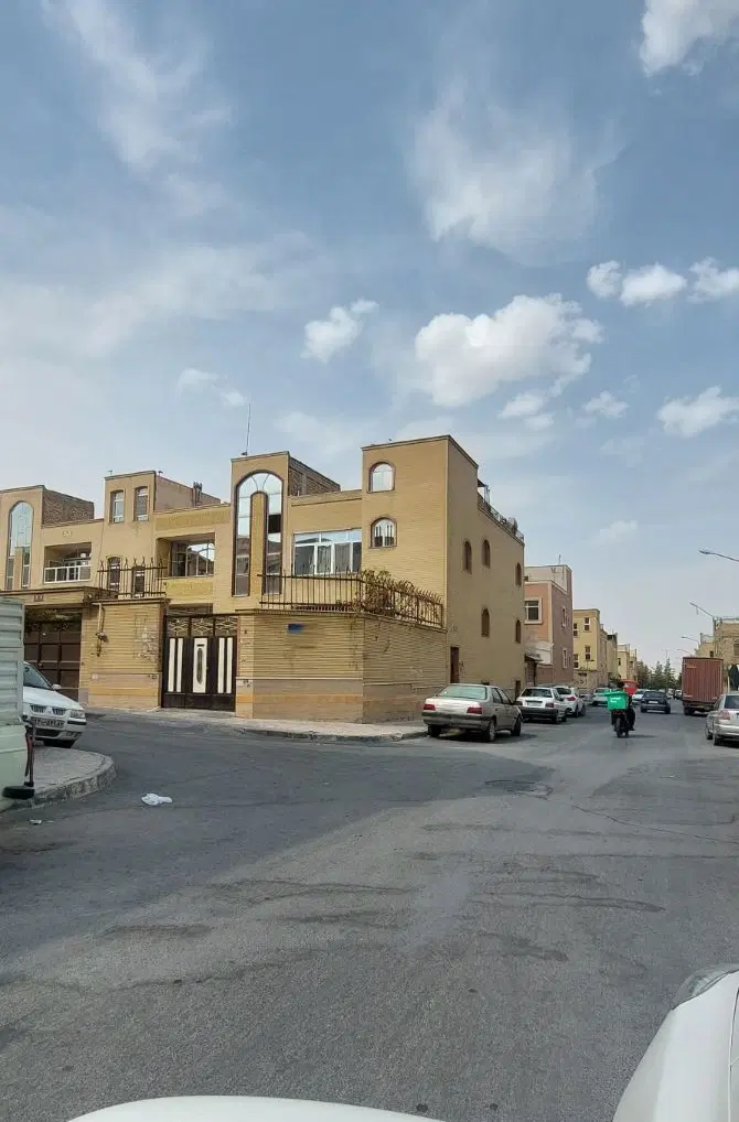فروش ویلایی فولادشهر ب۲ب۳ دونبش ۳ طبقه